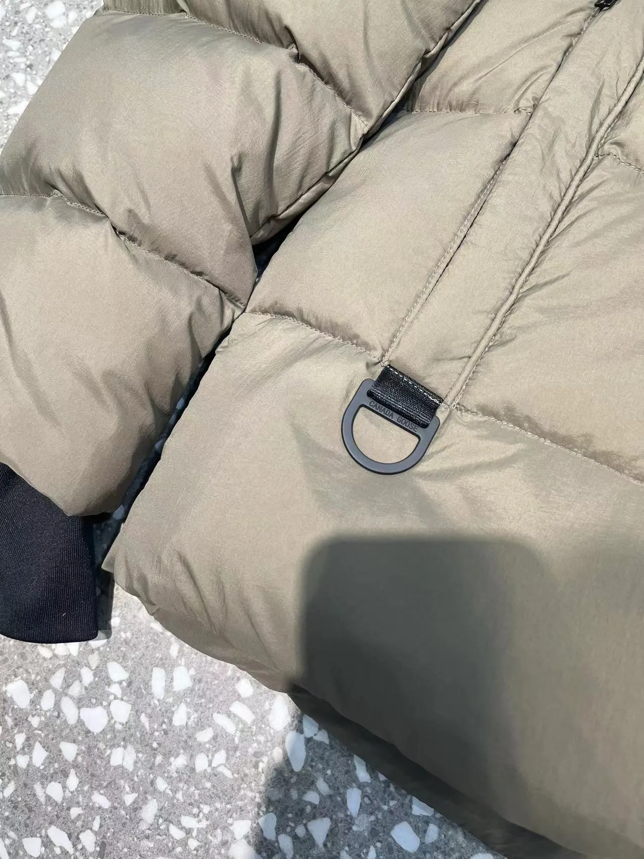 P940 2️⃣0️⃣2️⃣4️⃣The latest Canada goose black label down jacket. The goose black label down jacket is a must-have in the outerwear industry! The latest designer styles! The goose down jacket has always been a popular element of fashion and is loved by experts from all walks of life! Fashionable hooded cut, high-end customer-supplied fine goose down, high resilience, smooth zipper, strong and firm. Pockets on both sides can store small items, free your hands, and you can go out without worries. It can also meet the need of putting your hands in your pockets👏👏Produced by Big Goose, it can be used as a group uniform by many celebrities. This down jacket uses a double-layer anti-down lining design, which has strong windproof performance and will be very warm in winter! New standard 90% goose down filling, high fluffiness, windproof hooded design. When walking outdoors, pull the collar to the highest position, put your hands in the pockets and it will be very warm. It can be easily controlled by all body types! The interior is equipped with an elastic snow skirt design for better wrapping. The simple and neat style design highlights the masculine temperament. The impeccable style is classic and never goes out of style. It is warm and practical, and it is versatile! You can enter with your eyes closed!  Size: XS-XXL Color: black gray